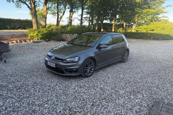 Grå VW Golf VII fra 2015