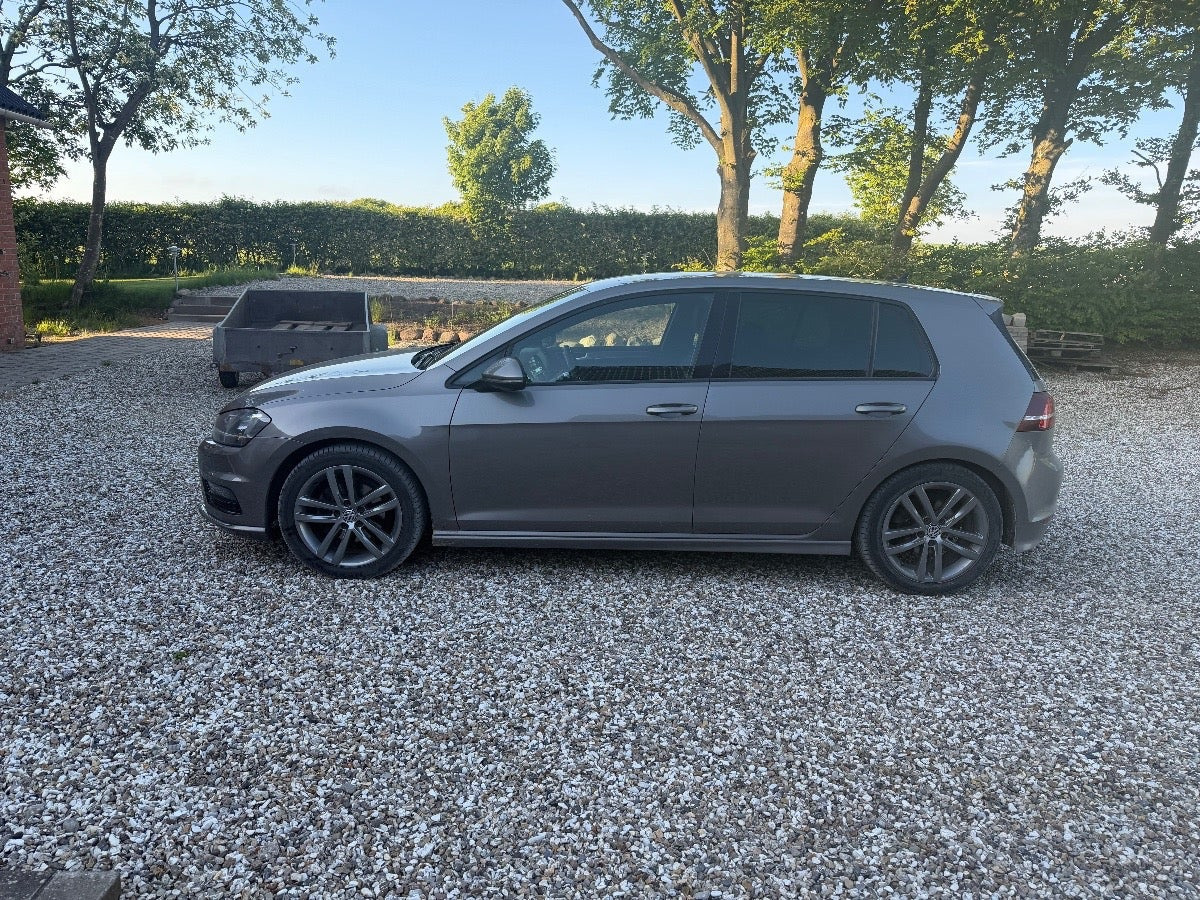 Grå VW Golf VII fra 2015
