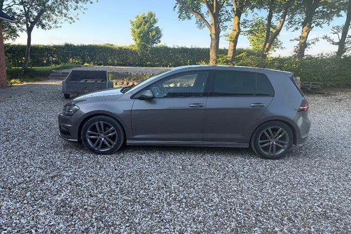 Grå VW Golf VII fra 2015
