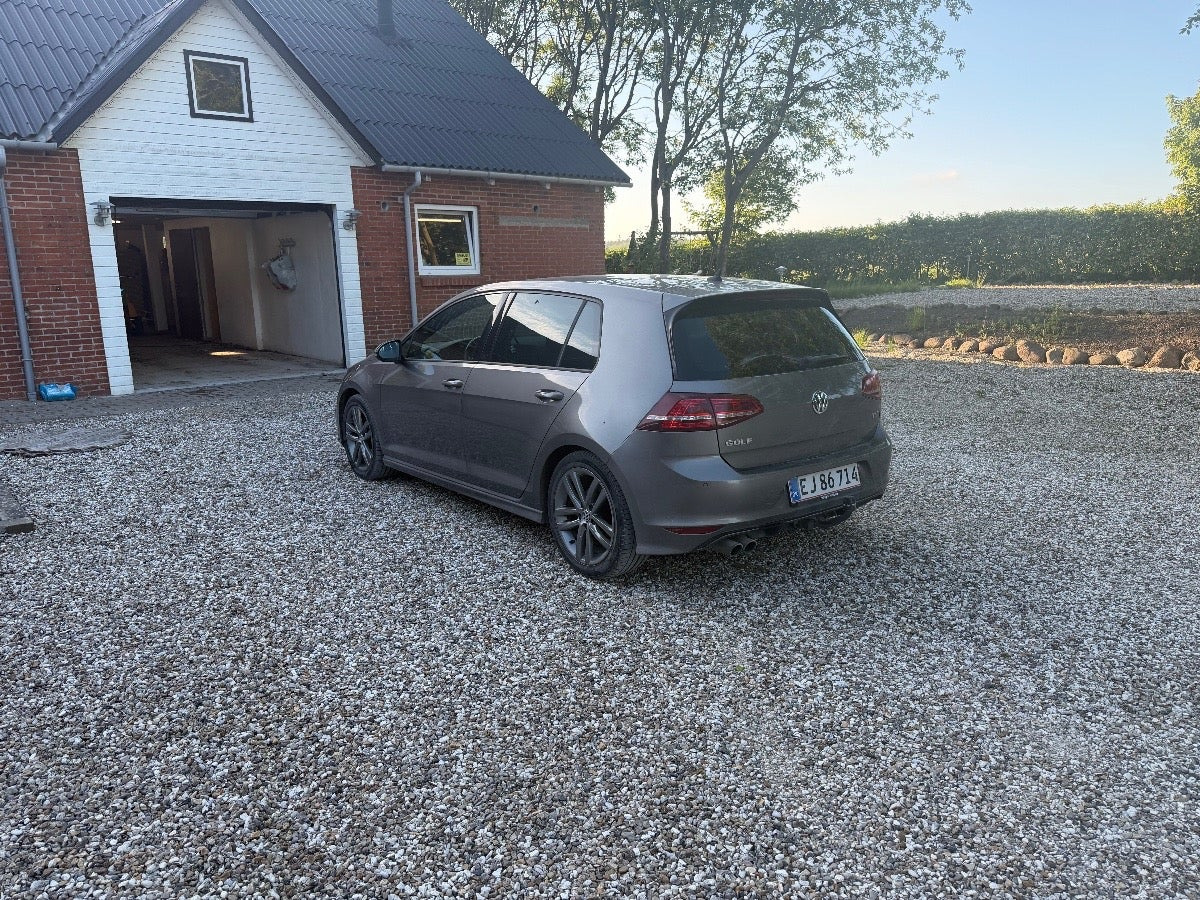 Grå VW Golf VII fra 2015