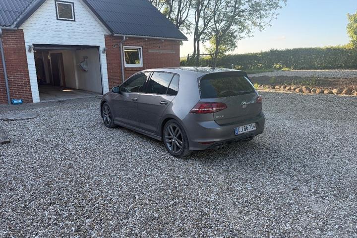 Grå VW Golf VII fra 2015