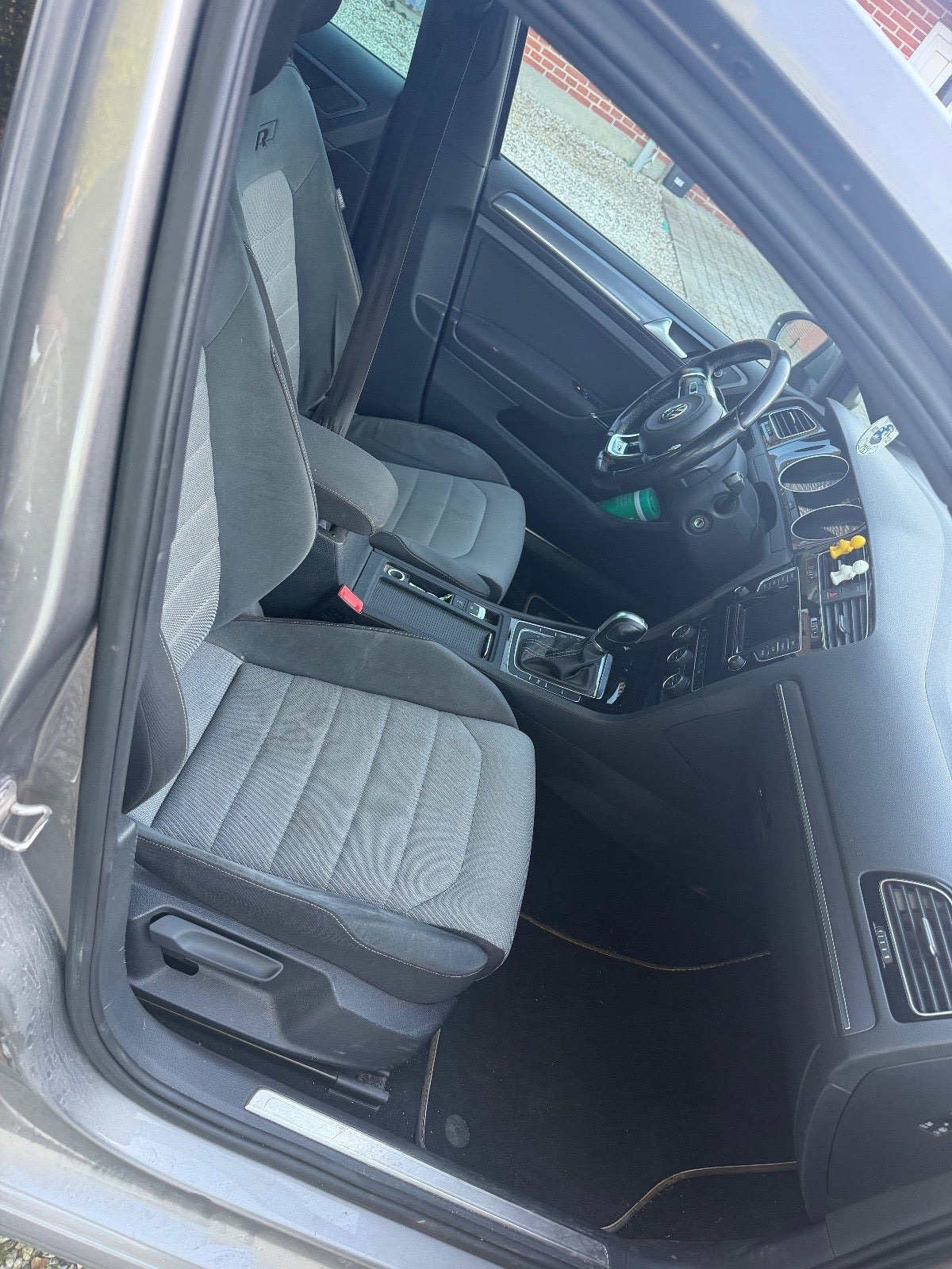 Grå VW Golf VII fra 2015