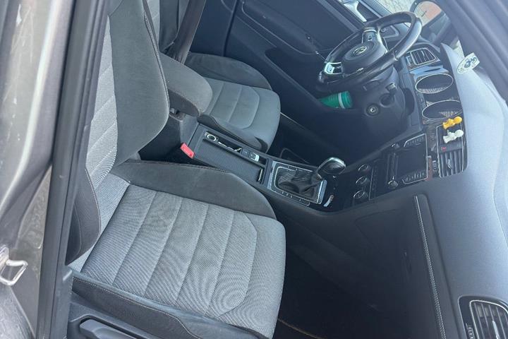 Grå VW Golf VII fra 2015
