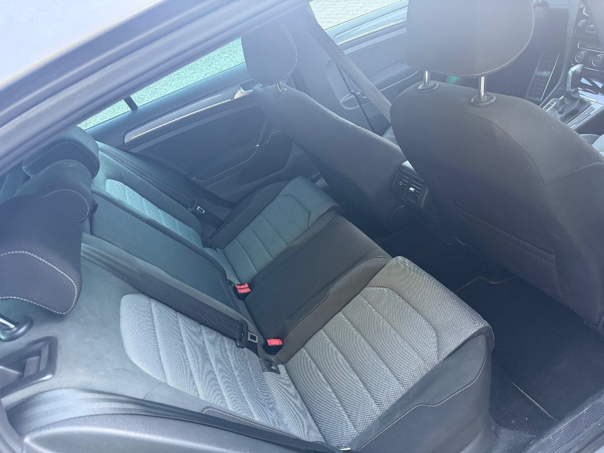 Grå VW Golf VII fra 2015