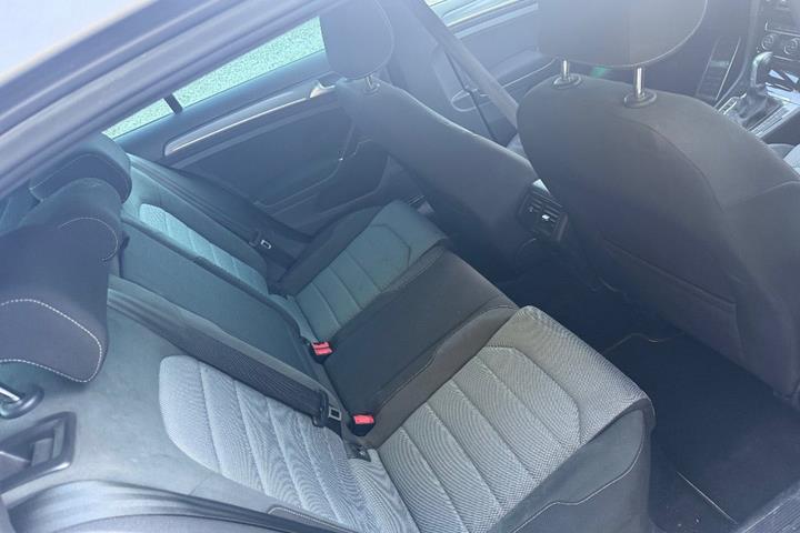Grå VW Golf VII fra 2015