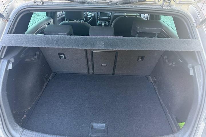 Grå VW Golf VII fra 2015