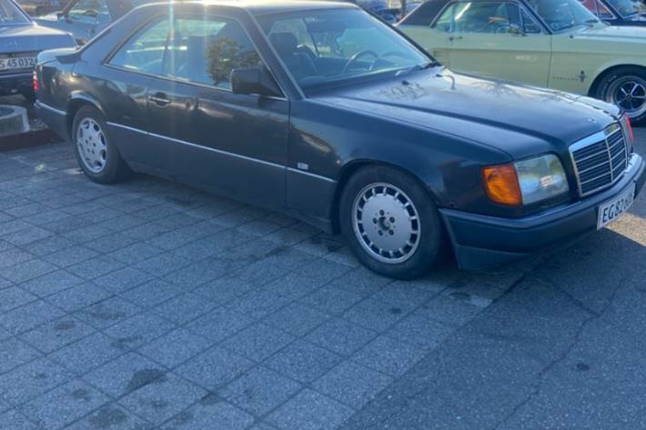 Sort Mercedes 300 CE-24 fra 1989