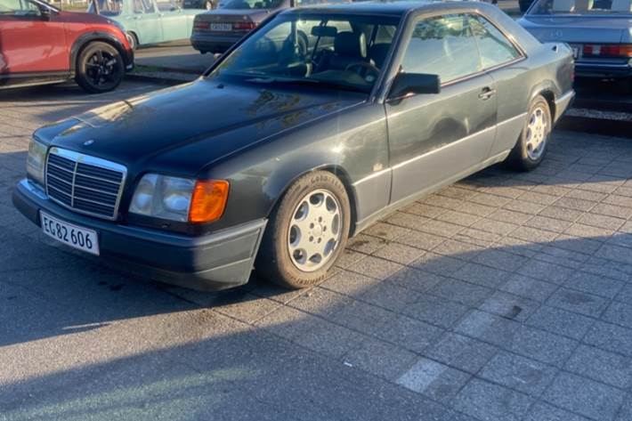 Sort Mercedes 300 CE-24 fra 1989