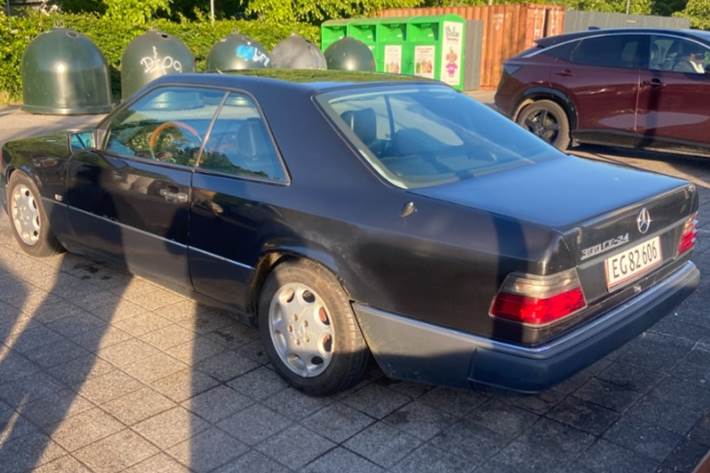 Sort Mercedes 300 CE-24 fra 1989