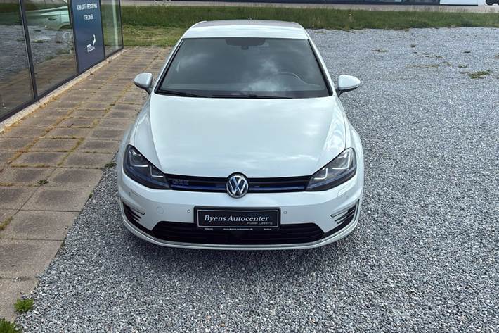 Hvid VW Golf VII fra 2015