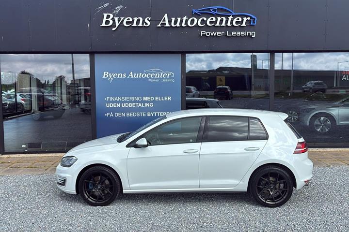 Hvid VW Golf VII fra 2015