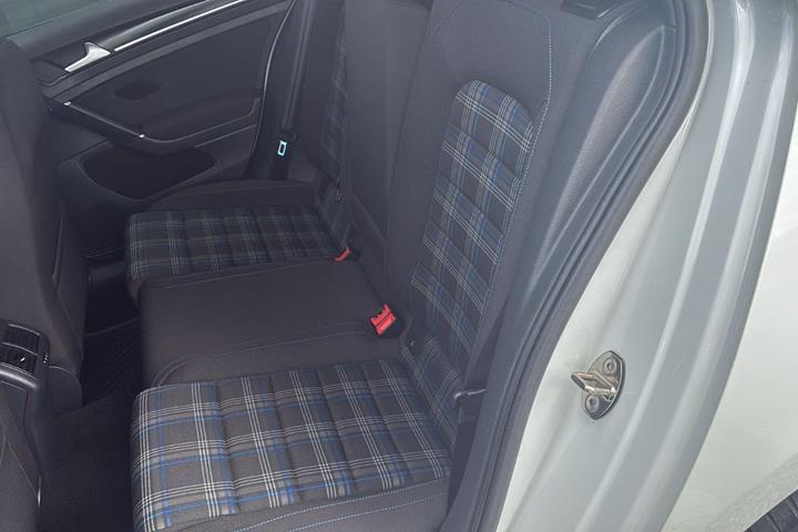 Hvid VW Golf VII fra 2015