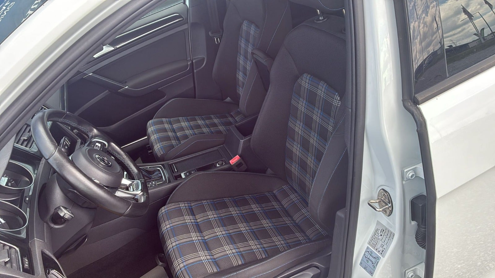 Hvid VW Golf VII fra 2015