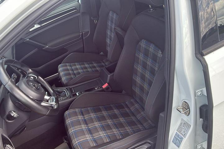 Hvid VW Golf VII fra 2015