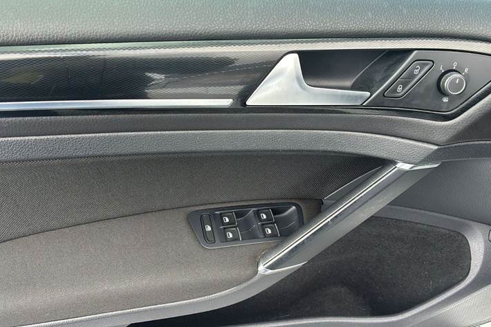 Hvid VW Golf VII fra 2015