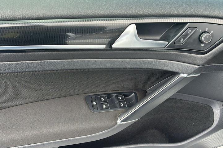 Hvid VW Golf VII fra 2015