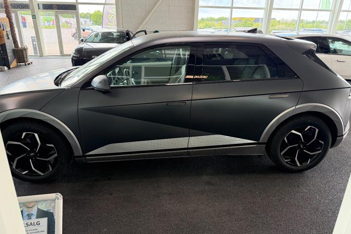 Grå Hyundai Ioniq 5 fra 2023