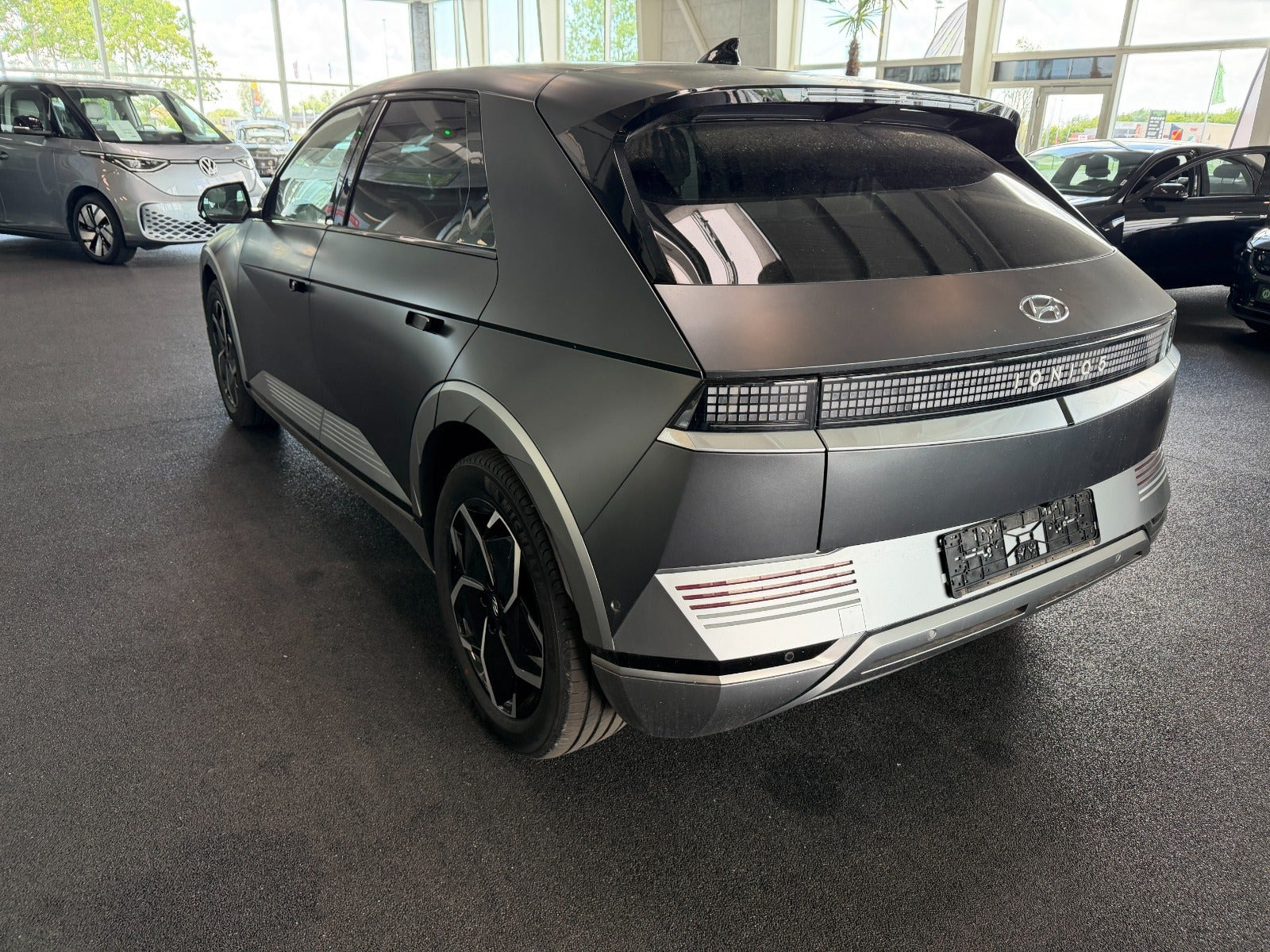 Grå Hyundai Ioniq 5 fra 2023