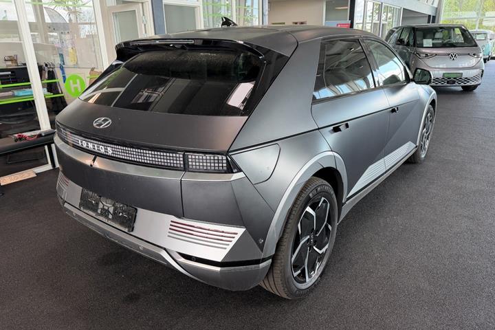 Grå Hyundai Ioniq 5 fra 2023