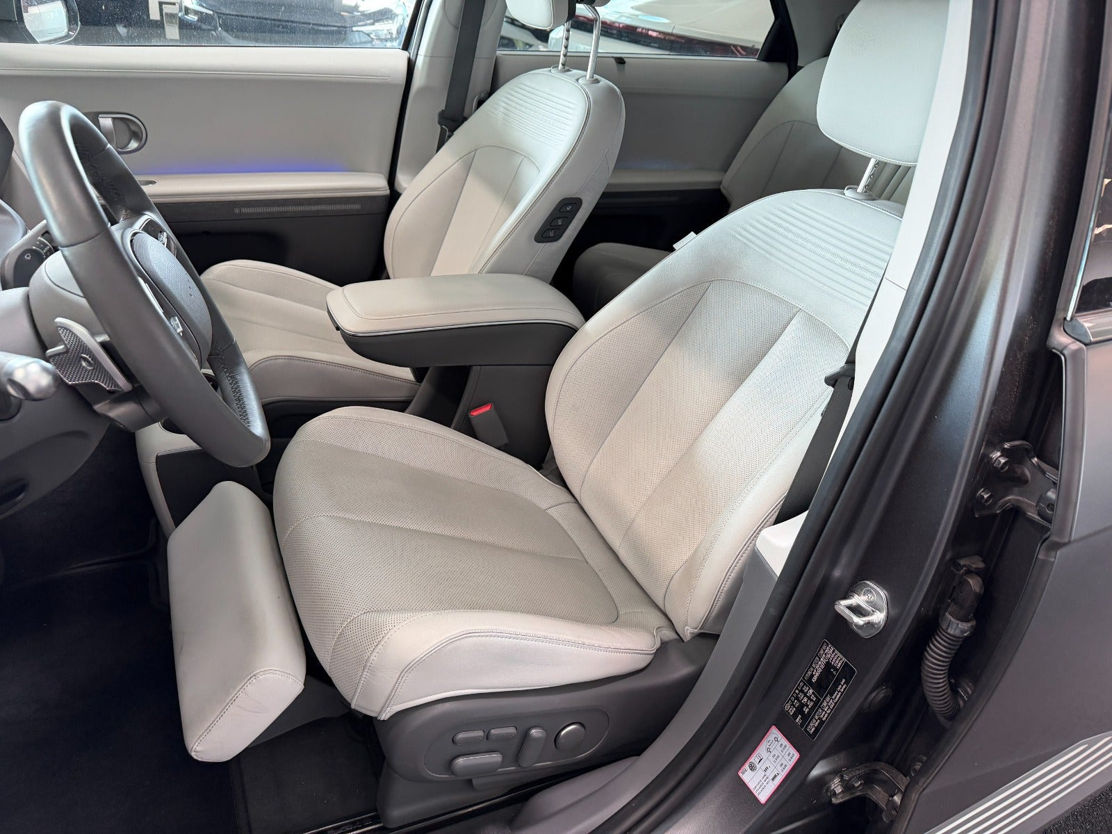 Grå Hyundai Ioniq 5 fra 2023