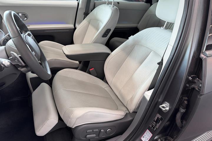 Grå Hyundai Ioniq 5 fra 2023