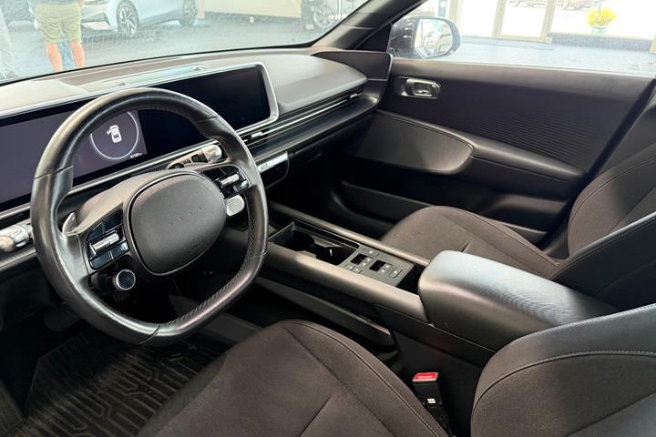 Blå Hyundai Ioniq 6 fra 2023