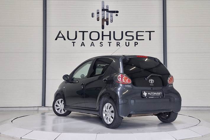 Grå Toyota Aygo fra 2012