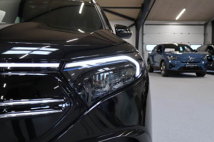 Sort Mercedes EQB300 fra 2023