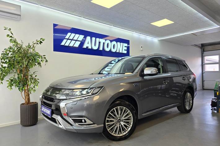 Sølv Mitsubishi Outlander fra 2019