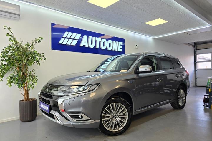 Sølv Mitsubishi Outlander fra 2019
