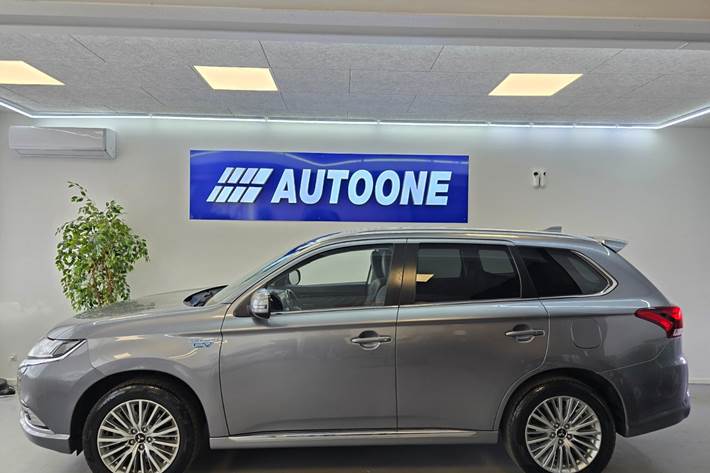 Sølv Mitsubishi Outlander fra 2019