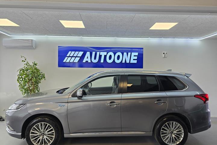 Sølv Mitsubishi Outlander fra 2019