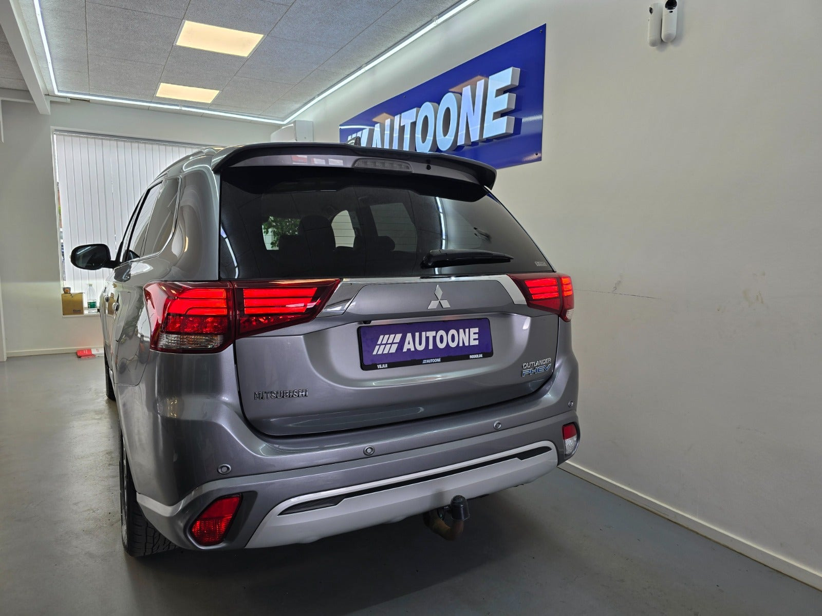 Sølv Mitsubishi Outlander fra 2019