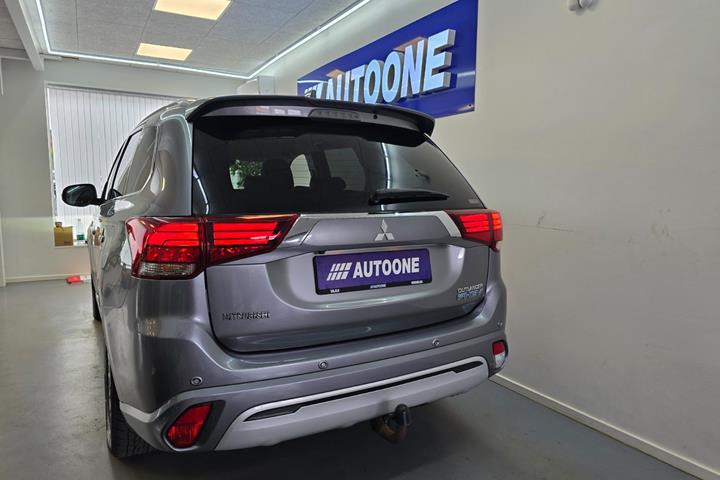 Sølv Mitsubishi Outlander fra 2019