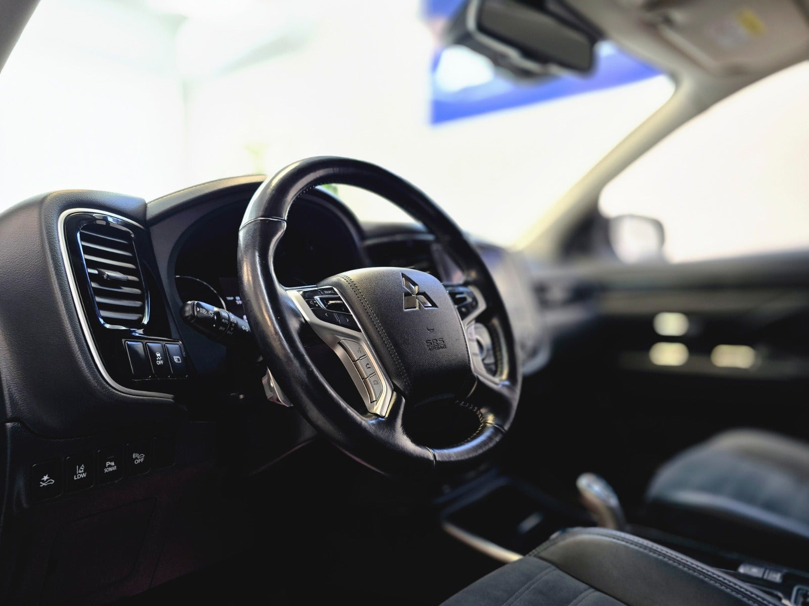 Sølv Mitsubishi Outlander fra 2019