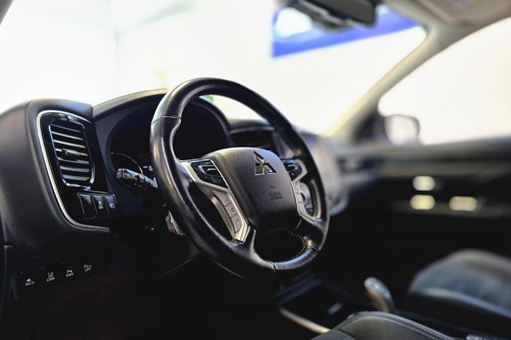 Sølv Mitsubishi Outlander fra 2019