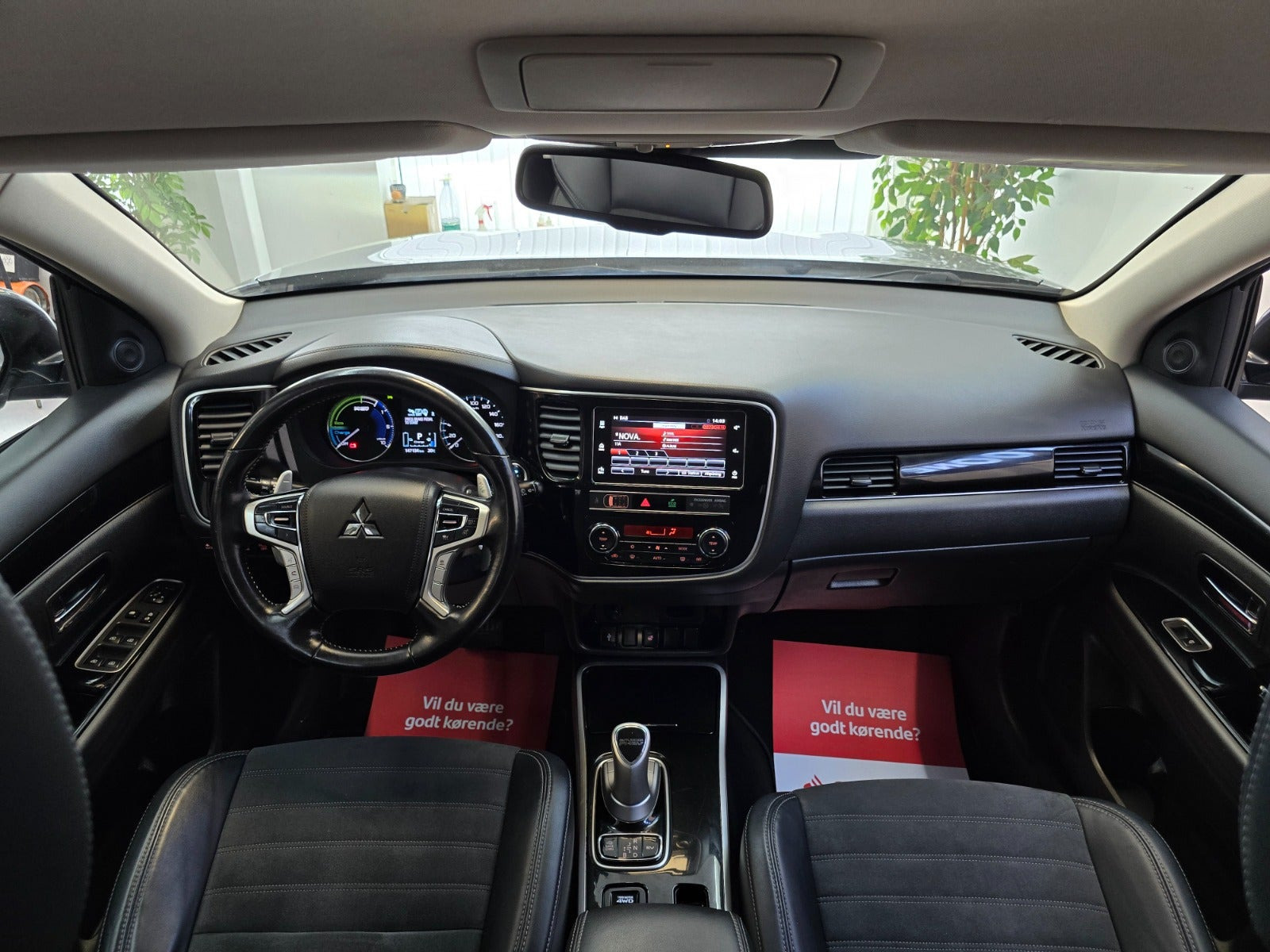 Sølv Mitsubishi Outlander fra 2019