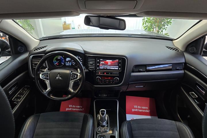 Sølv Mitsubishi Outlander fra 2019