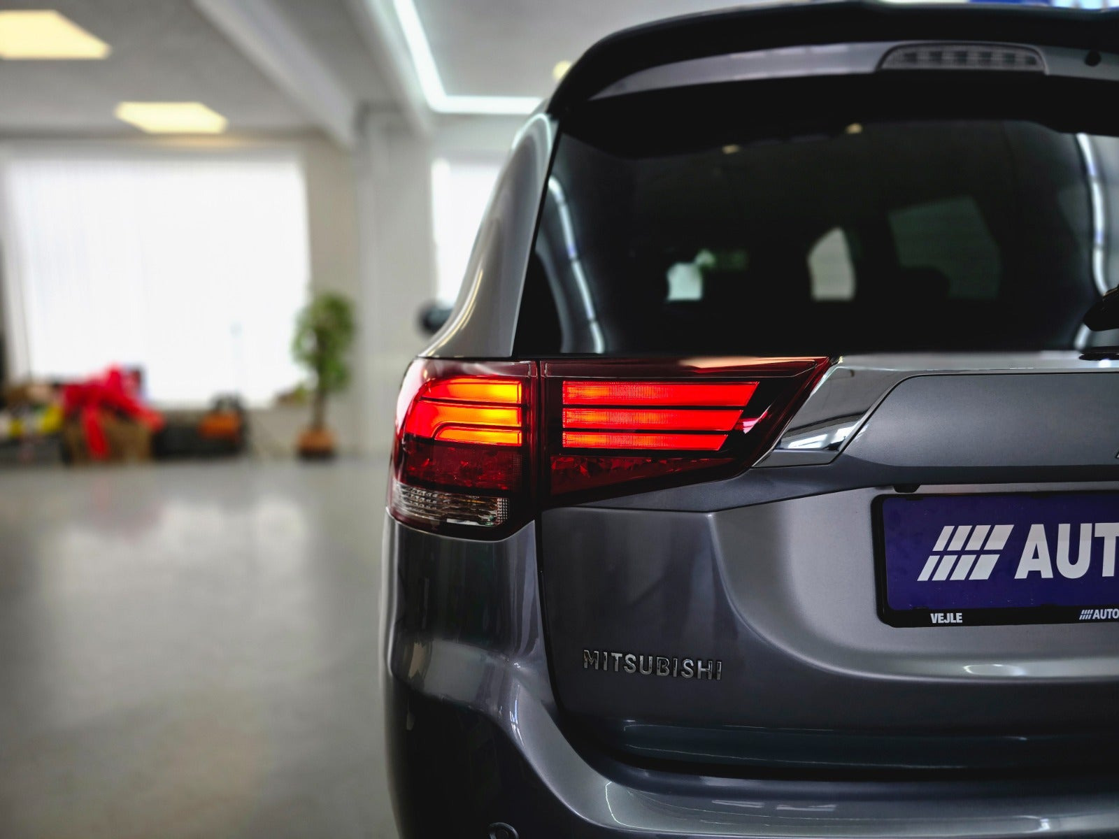 Sølv Mitsubishi Outlander fra 2019