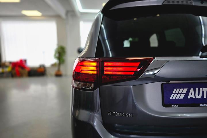 Sølv Mitsubishi Outlander fra 2019