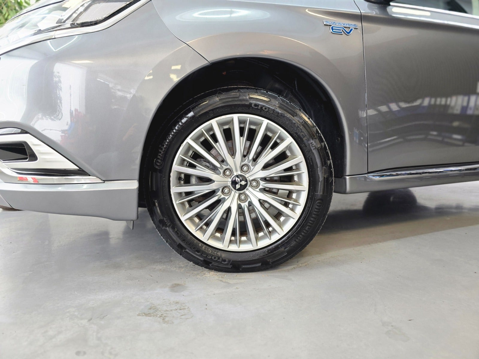 Sølv Mitsubishi Outlander fra 2019