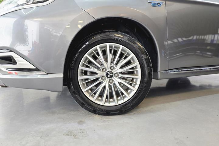 Sølv Mitsubishi Outlander fra 2019