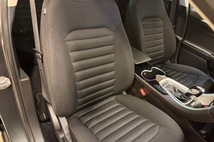 Grå Ford Mondeo fra 2016