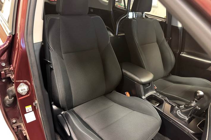 Rød Toyota RAV4 fra 2016