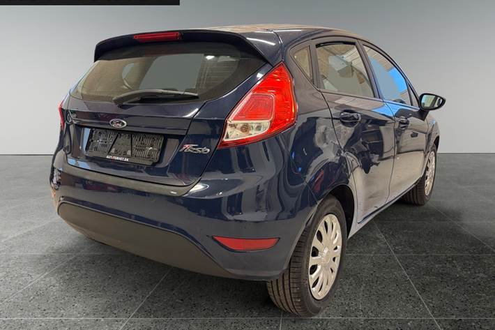 Blå Ford Fiesta fra 2017