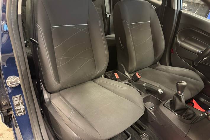 Blå Ford Fiesta fra 2017