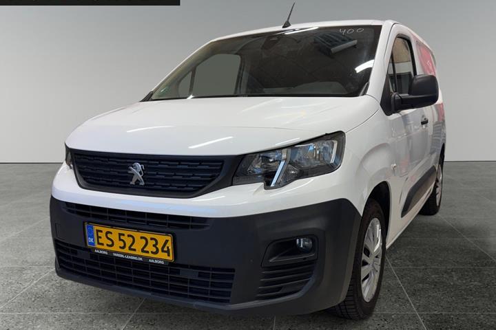 Hvid Peugeot Partner fra 2020 set udefra