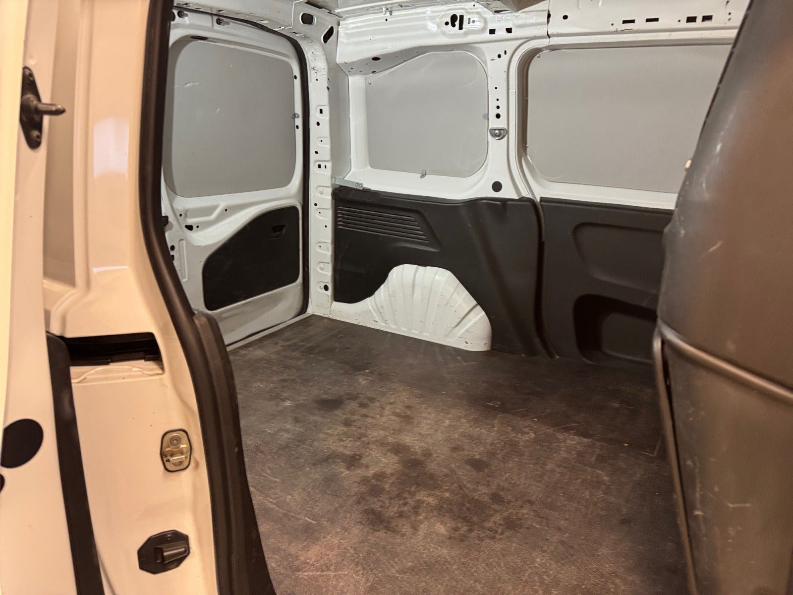 Hvid Peugeot Partner fra 2020