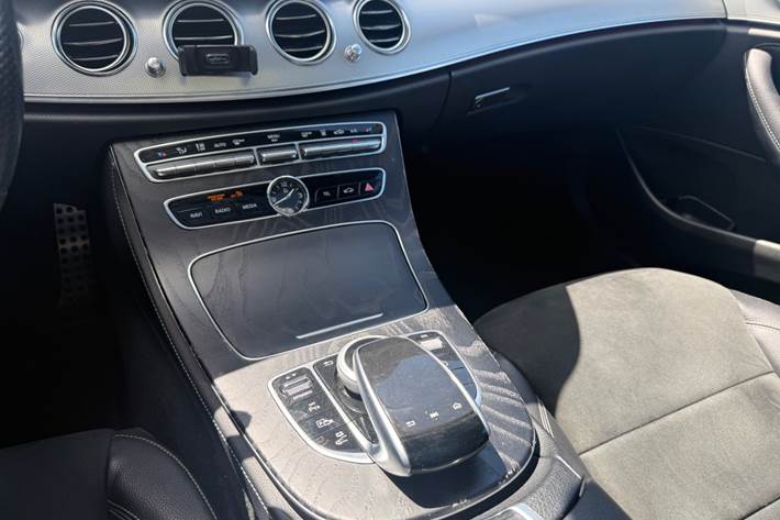 Hvid Mercedes E300 de fra 2019
