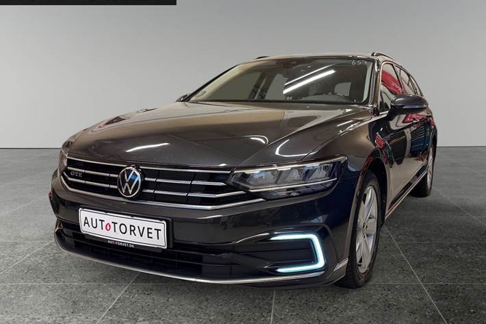 Grå VW Passat fra 2021